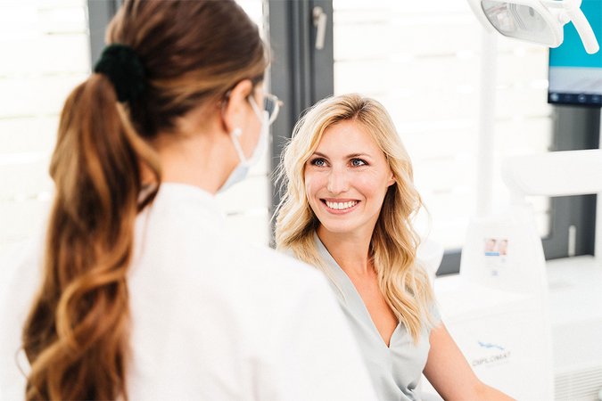 Zahn&auml;rztin Patientin AllDent