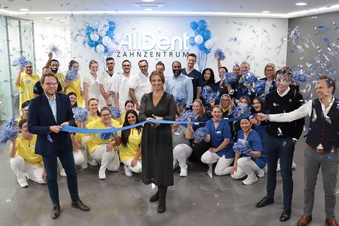 Teamfoto AllDent Zahnzentrum Bochum im Konfettiregen und mit Eröffnungsband
