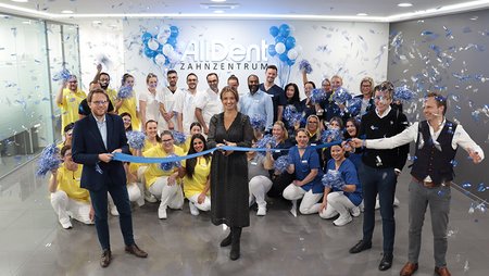 Teamfoto AllDent Zahnzentrum Bochum im Konfettiregen und mit Eröffnungsband