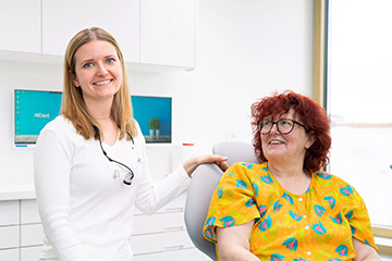 Zahnärztin und Patientin AllDent