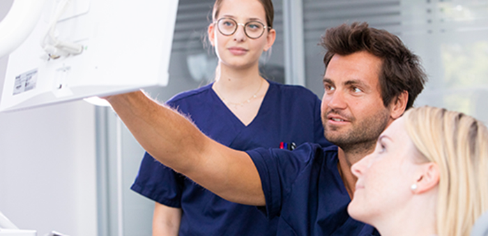 Chirurg und Patientin AllDent Behandlung